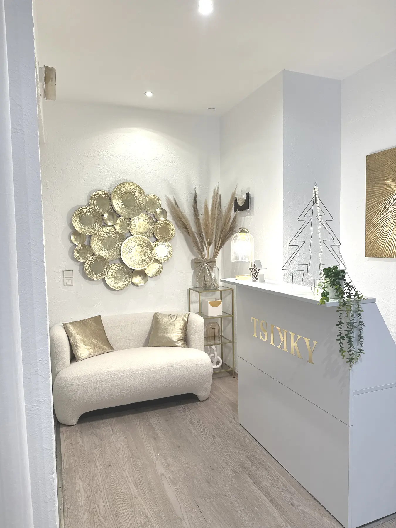 Accueil lumineux d’un institut de beauté aménagé à Cannes