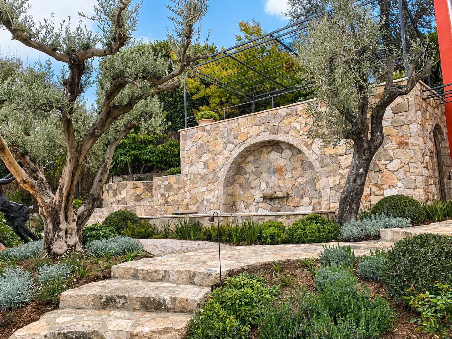 Aménagement extérieur en pierre naturelle réalisé sur la Côte d’Azur