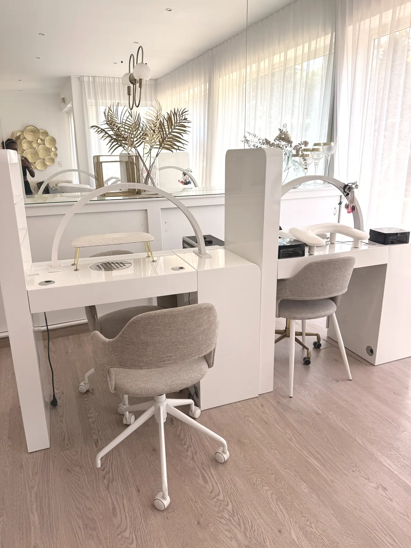 Postes de manucure aménagés dans un espace professionnel à Cannes