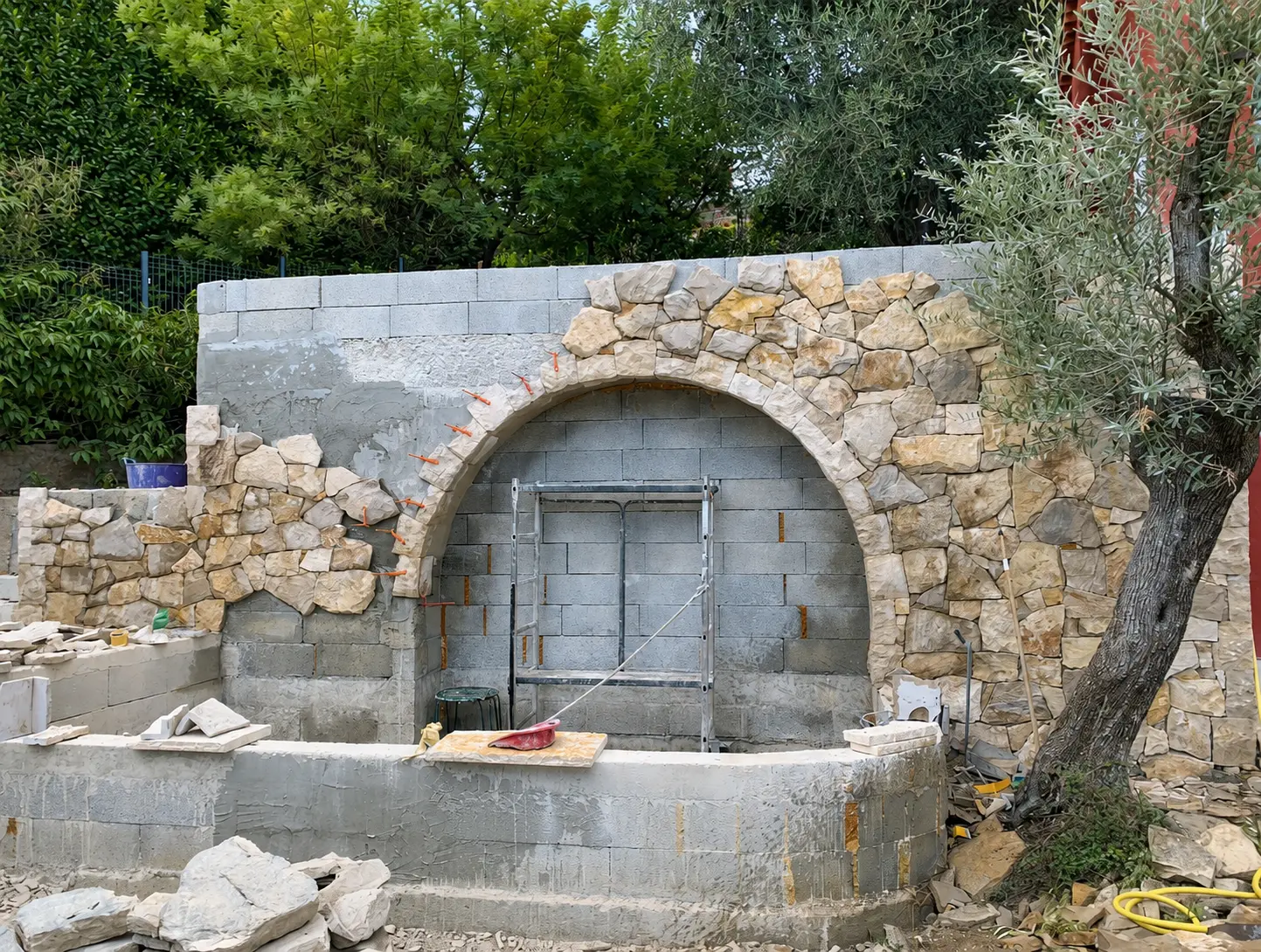 Construction d’une arche en pierre pendant le chantier