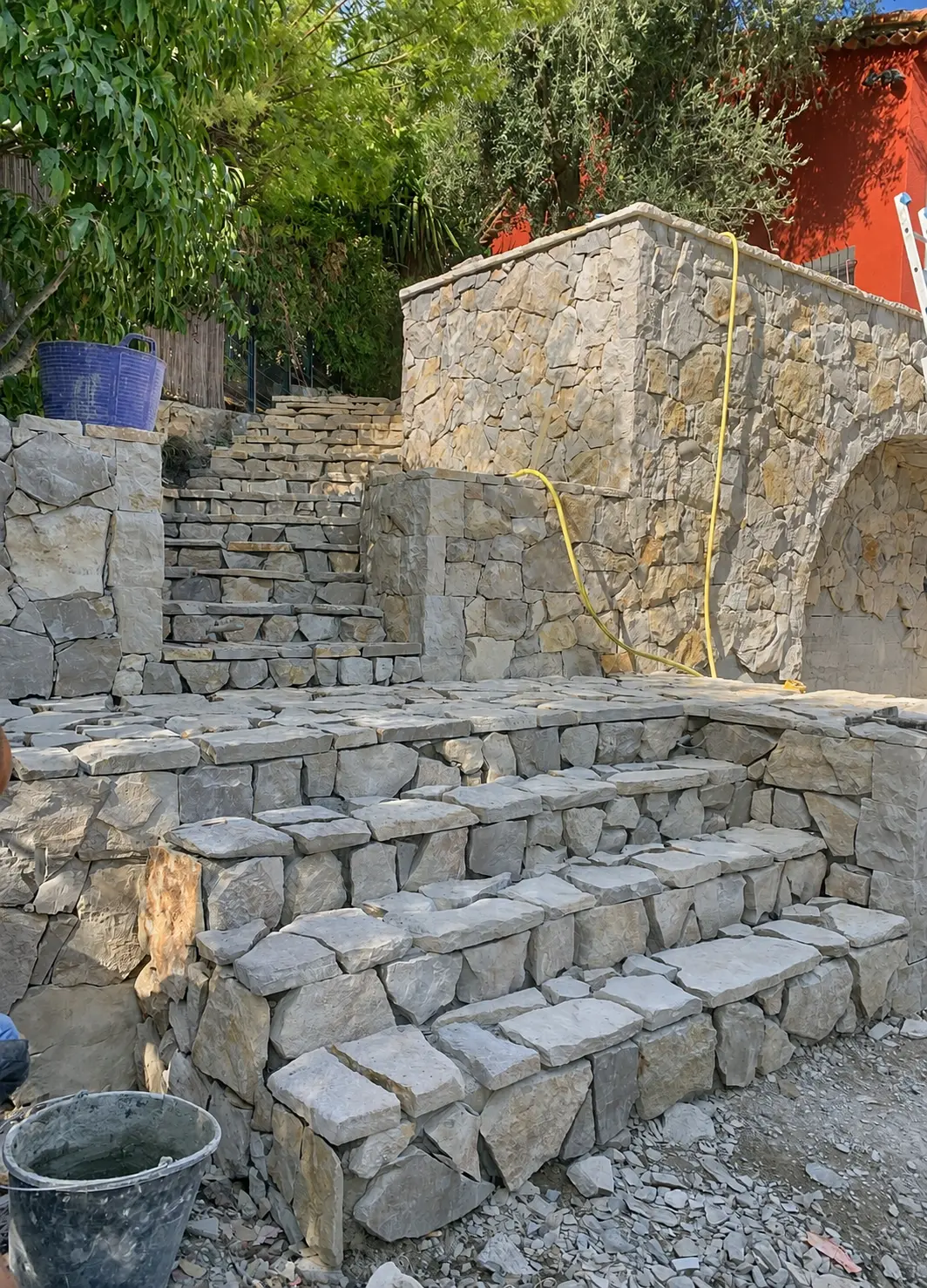 Construction d’un escalier en pierre naturelle