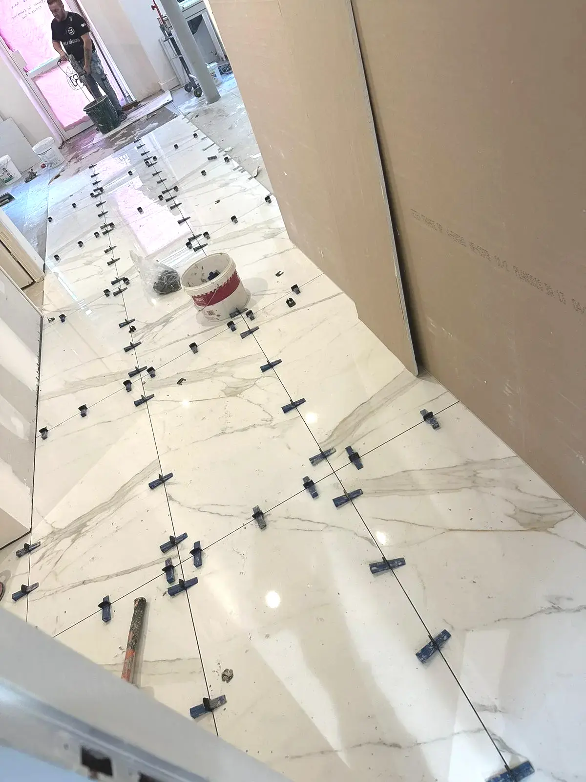 Pose de carrelage grand format pendant l’aménagement d’un institut de beauté à Cannes