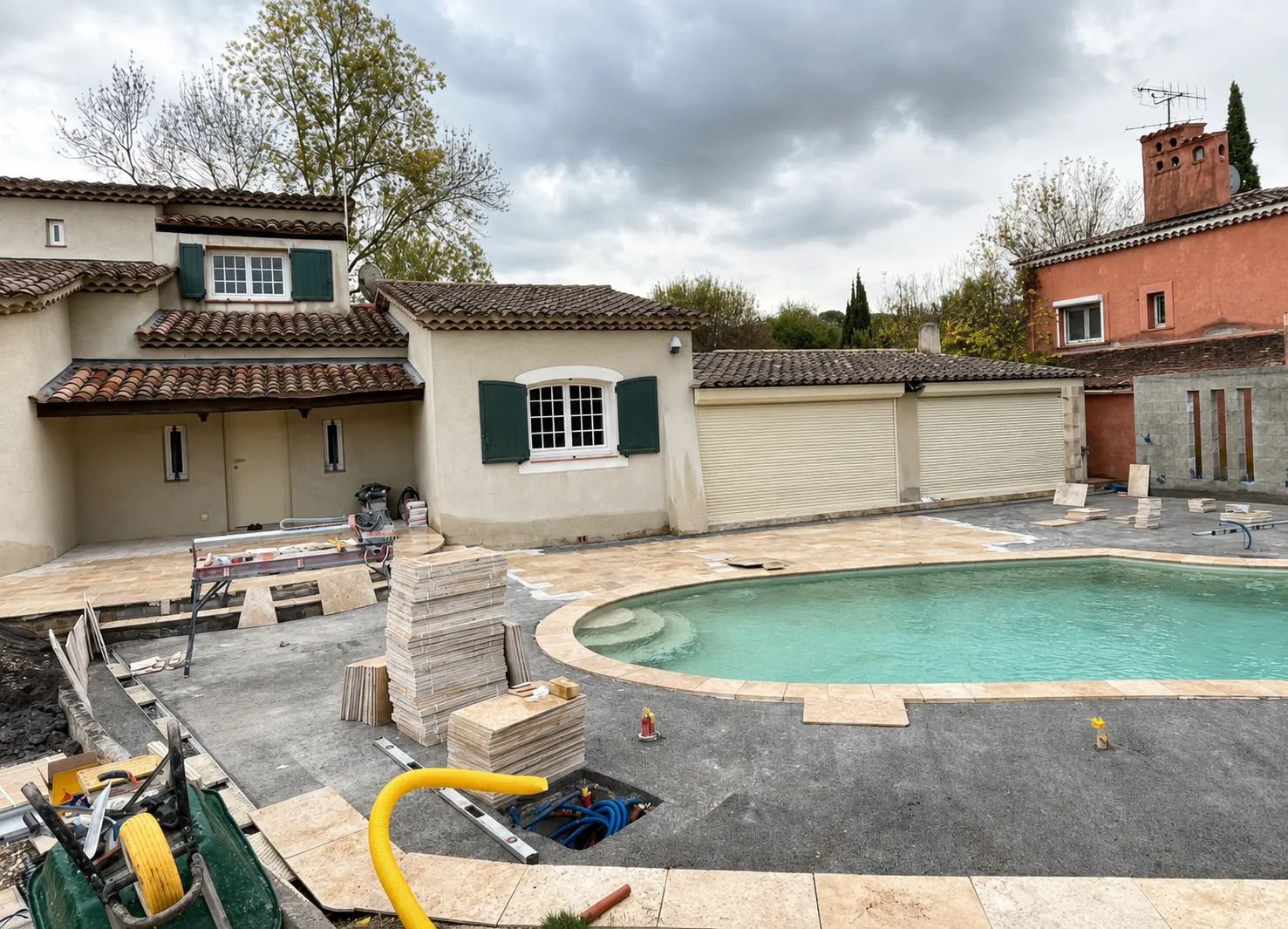 Pose du dallage autour d’une piscine à Cannes