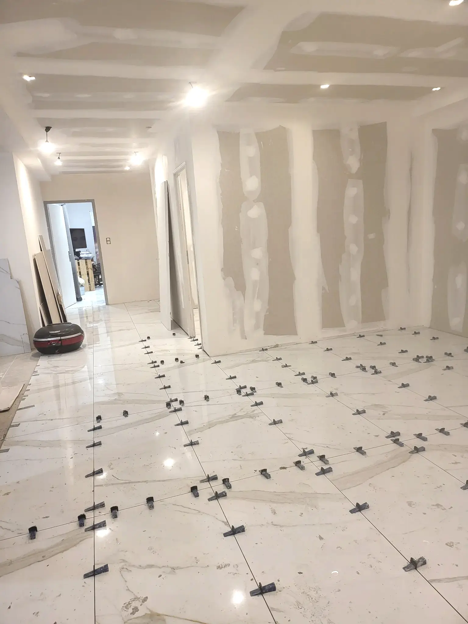 Cloisons et carrelage en cours de rénovation dans un espace beauté à Cannes