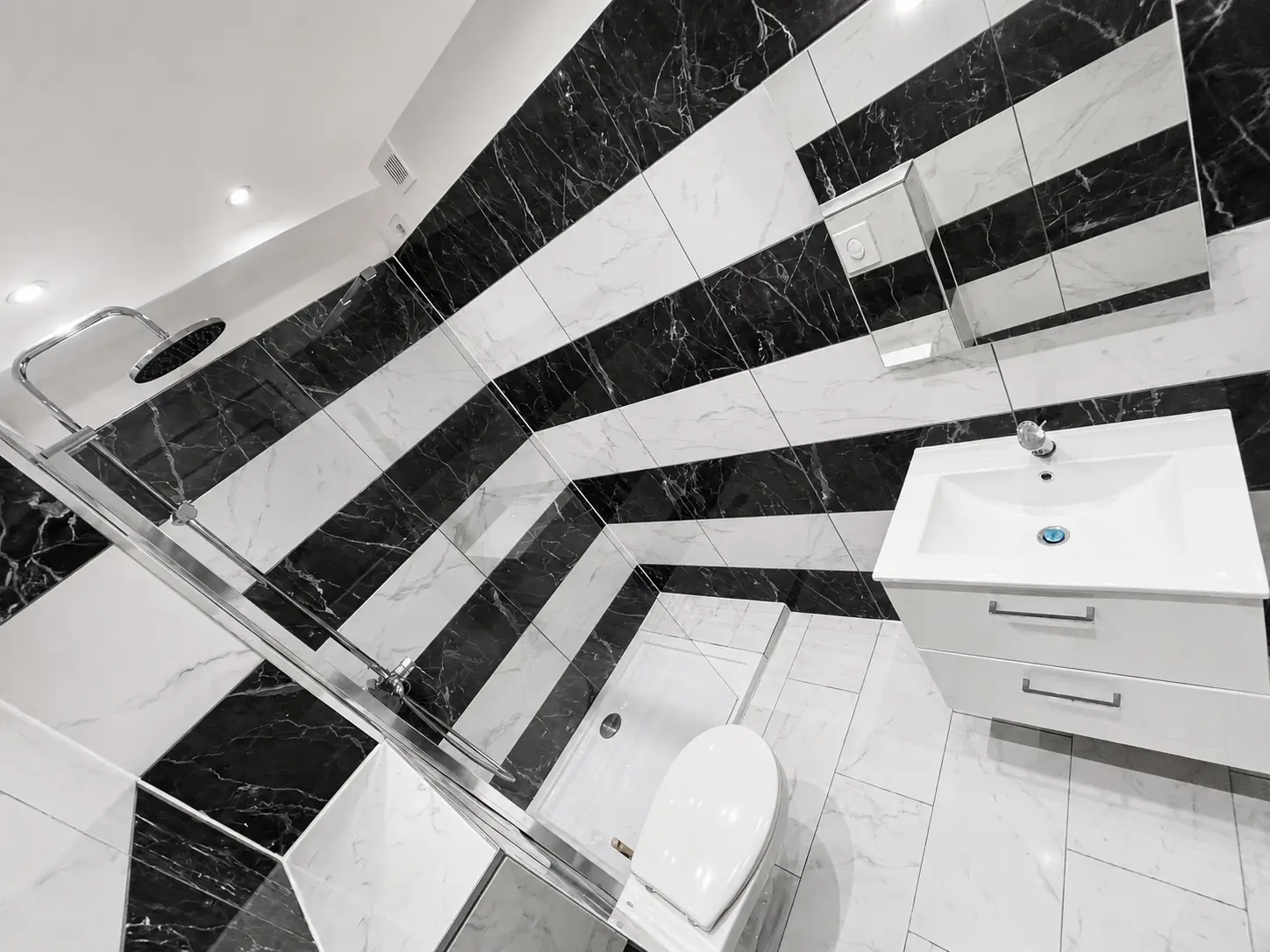 Salle de bain rénovée en noir et blanc à Cannes