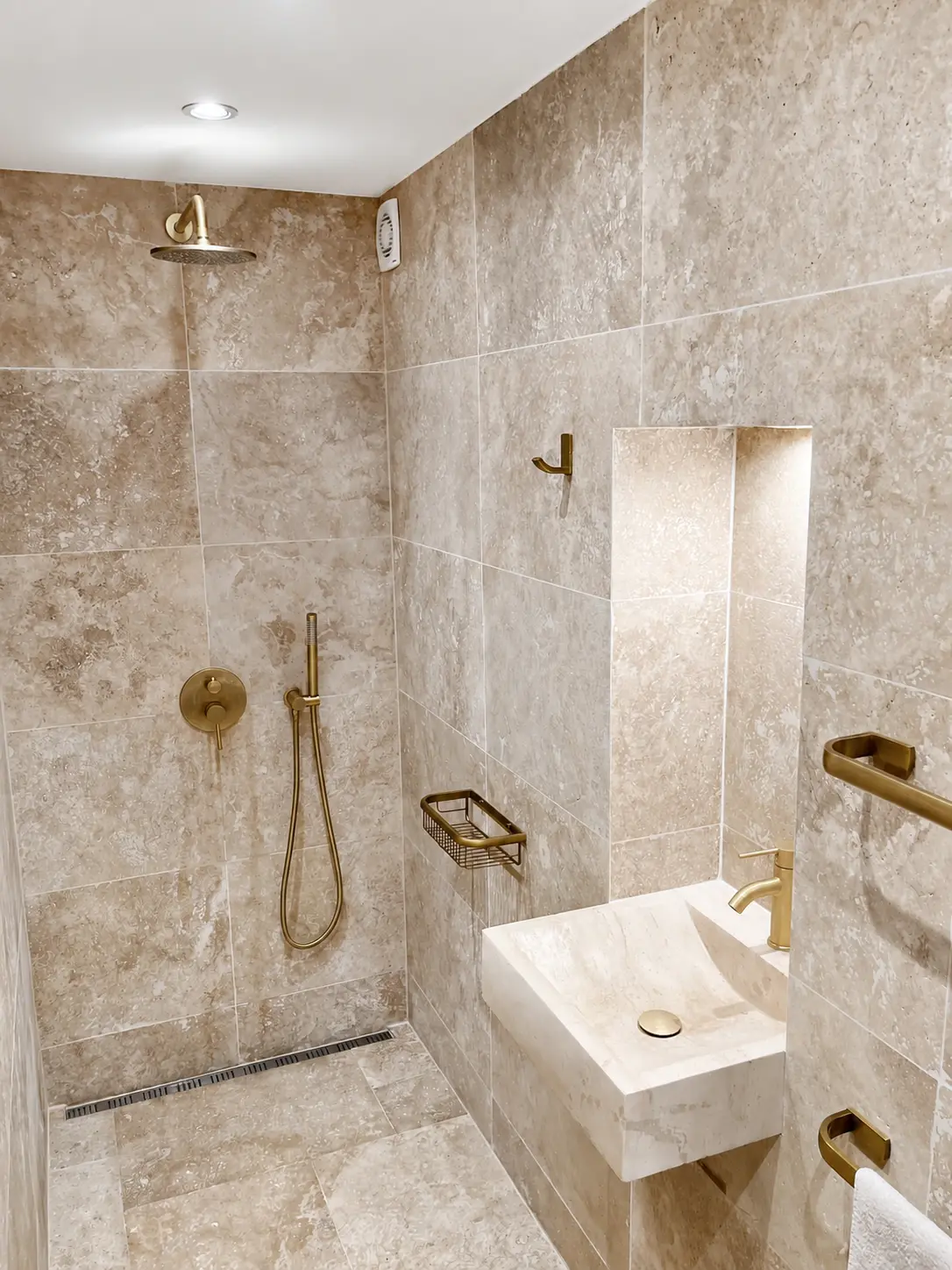 Salle de bain rénovée en pierre naturelle à Cannes