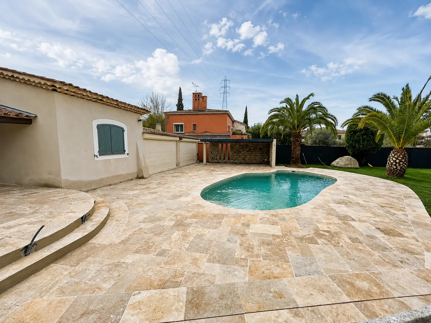 Piscine et terrasse en pierre terminées