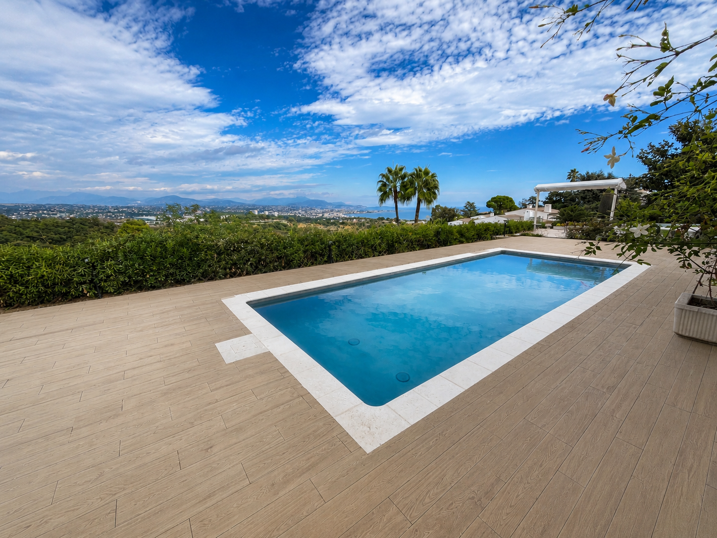 Piscine et terrasse terminées avec vue sur la Côte d’Azur